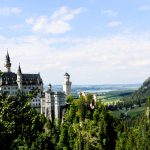 Blick auf das Märchenschloss Neuschwanstein bei Füssen im Allgäu