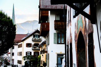 Bemalte Häuser in Garmisch Partenkirchen mit Berg im Hintergrund